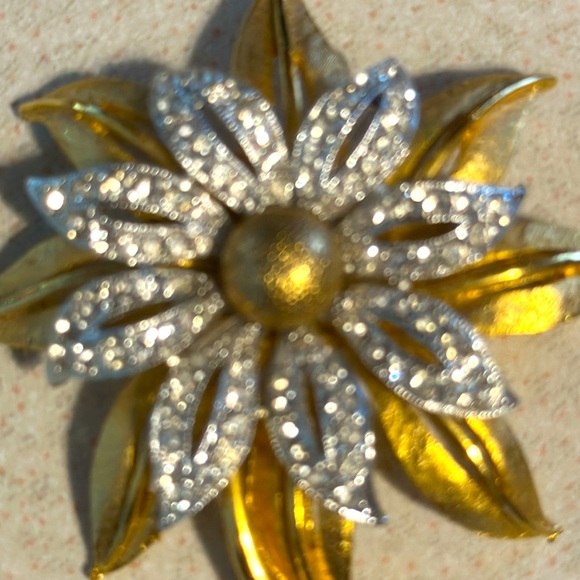 Beautiful JJ gold tone and silver tone rhinestone flower broach (745) - Picture 3 of 5